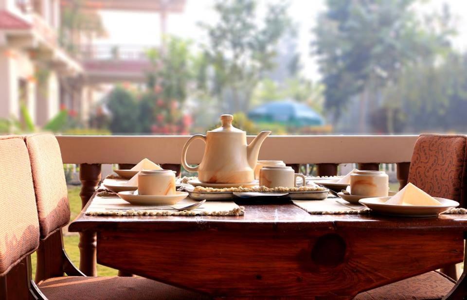 Hotel Royal Safari Chitwan Exterior foto