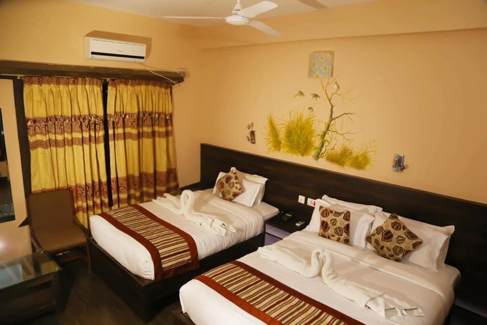 Hotel Royal Safari Chitwan Exterior foto
