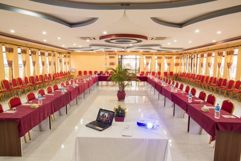 Hotel Royal Safari Chitwan Exterior foto