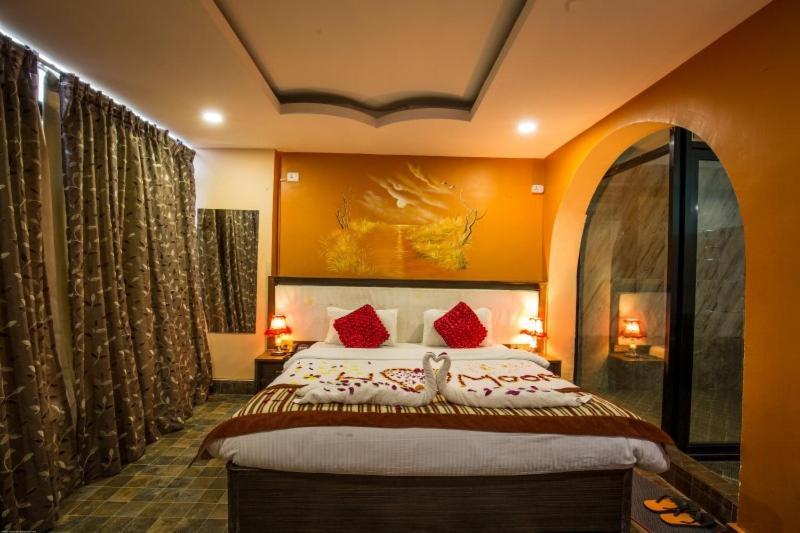 Hotel Royal Safari Chitwan Exterior foto