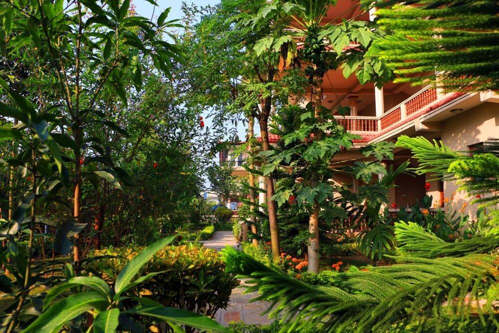 Hotel Royal Safari Chitwan Exterior foto
