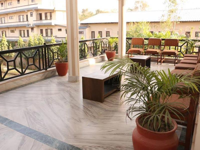 Hotel Royal Safari Chitwan Exterior foto