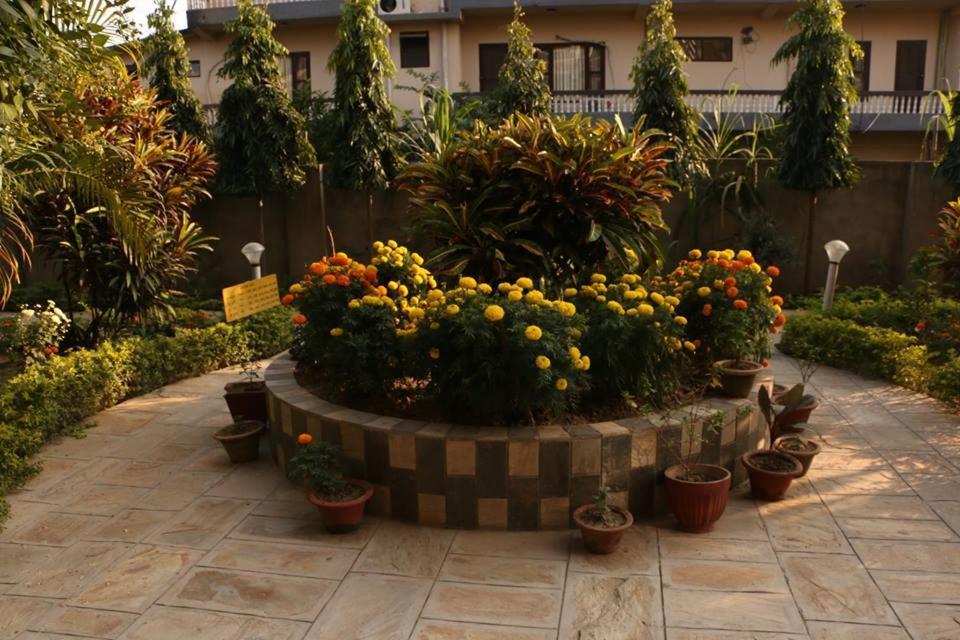 Hotel Royal Safari Chitwan Exterior foto